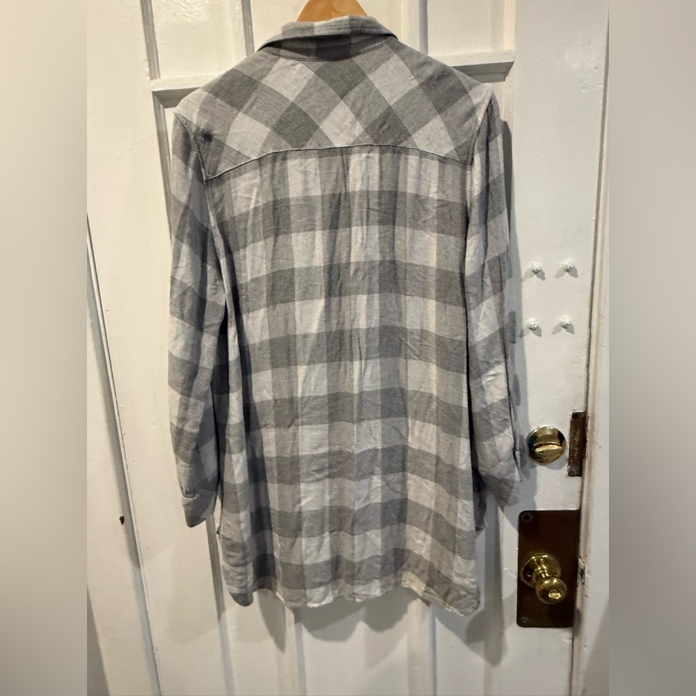 Side Stitch Gray and White Plaid Button-Up Top - Picture 3 of 4